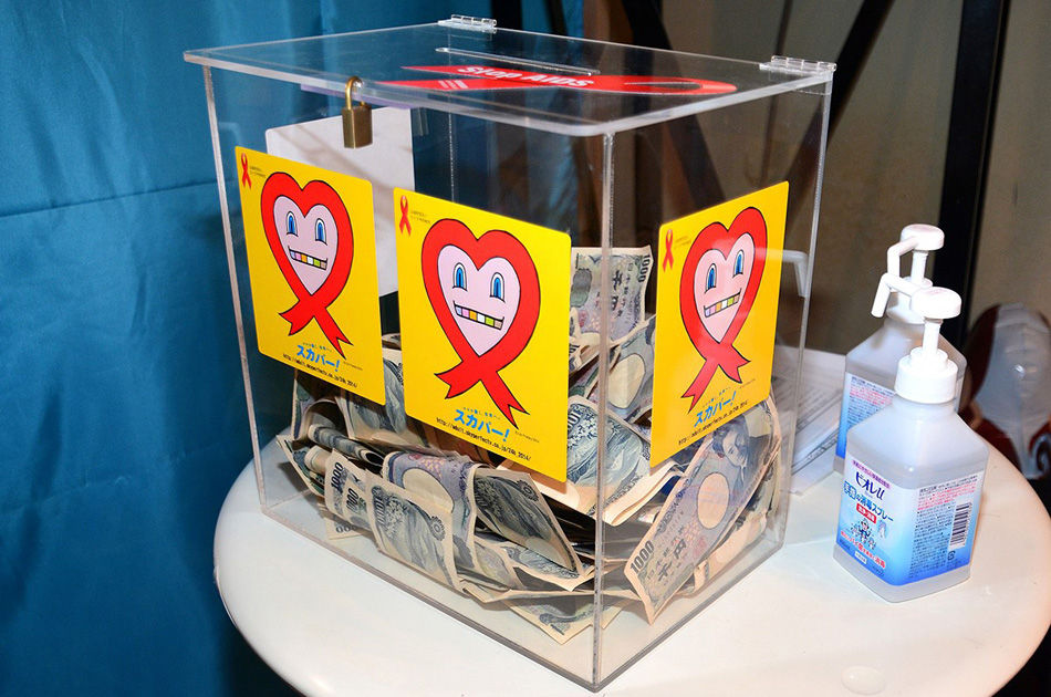 日本摸乳募捐 AV女优撩衣献胸(2)