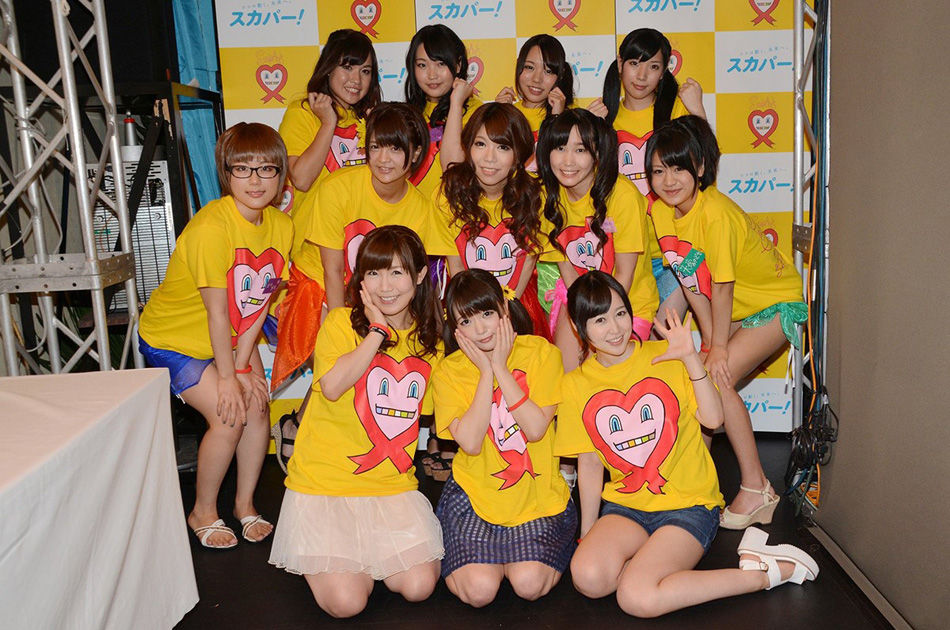 日本摸乳募捐 AV女优撩衣献胸(11)