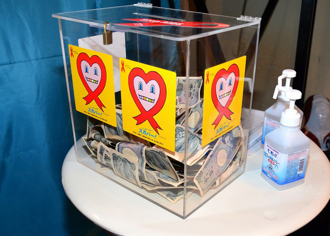 日本摸乳募捐AV女优撩衣献胸 盘点日本那些