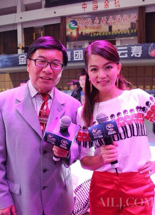 拳击美女主持人大秀一字马 拳台照尽显性感一面