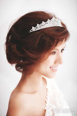 宋丹丹<em>婚纱</em>照风韵犹存 盘点甜美<em>短发新娘发型</em>