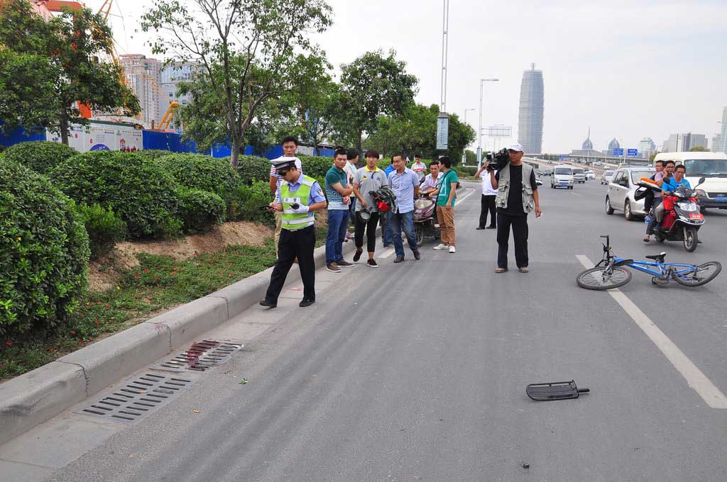 郑州一年轻男子被撞成重伤 肇事车辆逃逸(5)