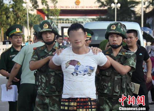 男子<em>合成照片视频</em>敲诈官员获利40余万_社会万