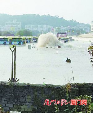 供水管一周爆两次 厦门同安影视城停车场陷汪洋