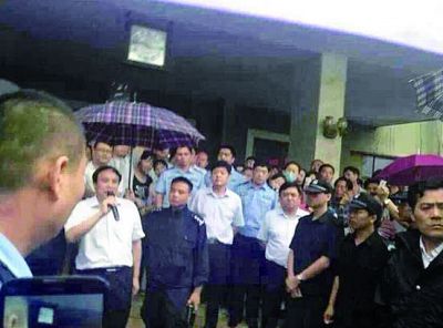 获嘉 官员 与民众对话 网友质疑警察持枪护卫 