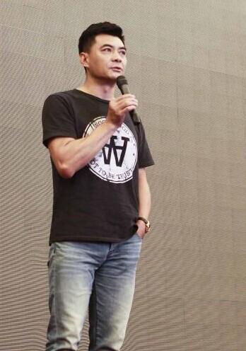 王新军公布秦海璐怀孕喜讯 将陪伴老婆待产