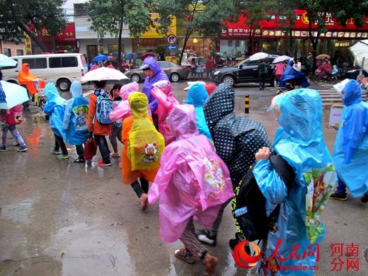 郑州多所学校发布雨天禁伞令 专家称因噎废食
