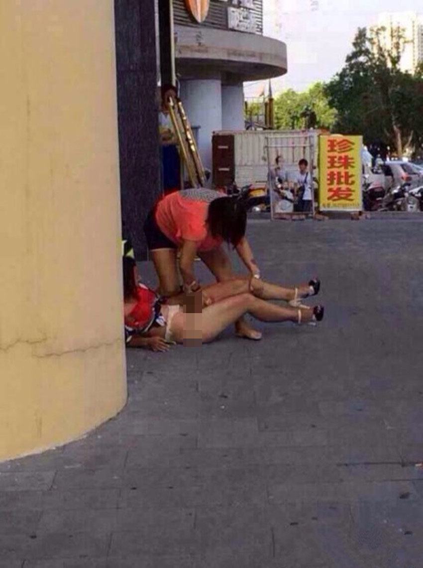 曝南京原配酒吧抓<em>小三</em> 却被<em>小三</em>扒光扔街头(组