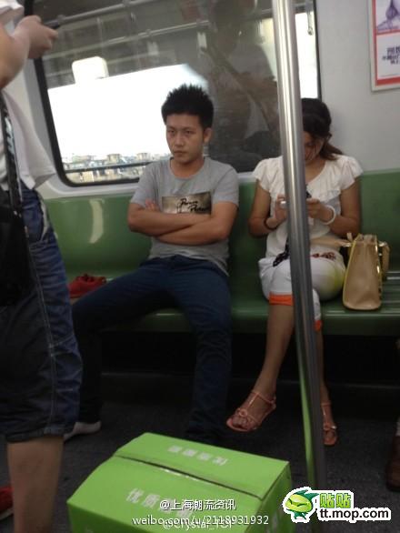 上海两名女子 地铁脱衣 遭痛批 记者卧底模特群