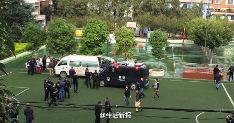 云南昆明北京路明通小学发生踩踏(1)