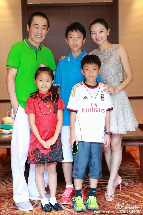  张艺谋 全家福 曝光  一家五口 儿子 帅气女儿可爱