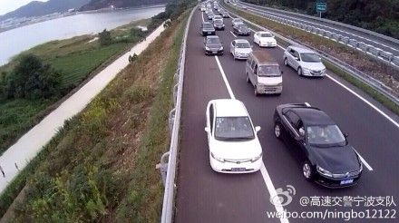 宁波交警用无人机航拍高速路违章车辆(图)
