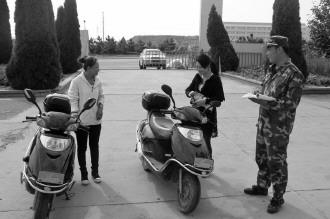 <em>两女</em>电动车<em>相似</em>钥匙通用 忙中骑错民警帮换回