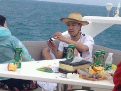 传小沈阳车祸死亡 小沈阳晒三亚度假照辟谣(1