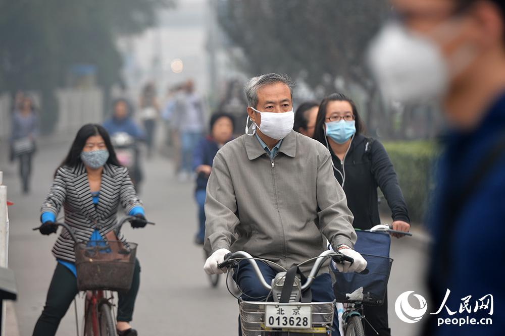 北京持续雾霾天气 市民戴口罩抵御(1)_法治频道 _光明网