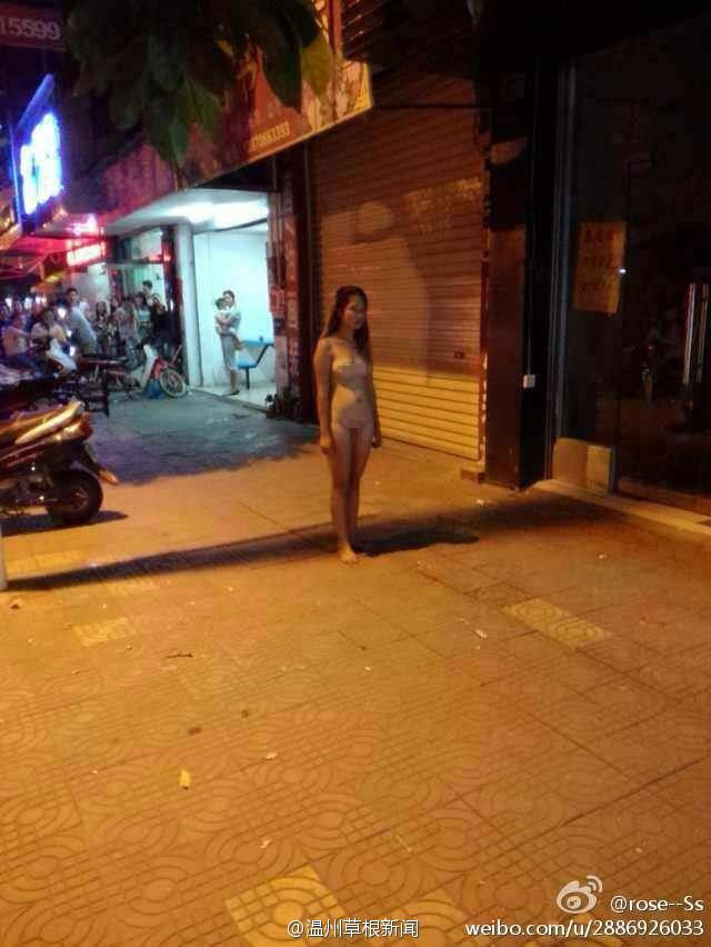 <em>女子</em>为赢iPhone6 深夜当街<em>裸奔</em>(1)_法治频道 _