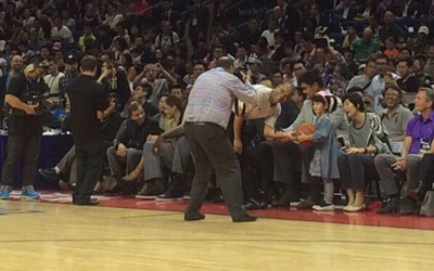  姚明一家三口 现场看中国赛 裁判趁暂停和姚沁