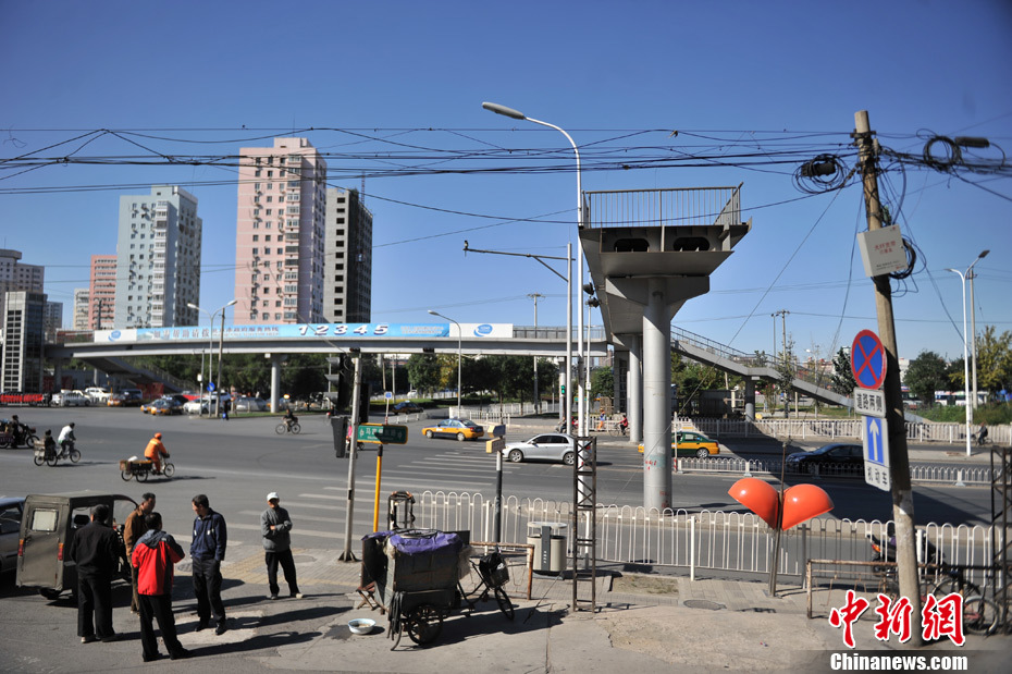 北京一座过街天桥修6年仍“断头”