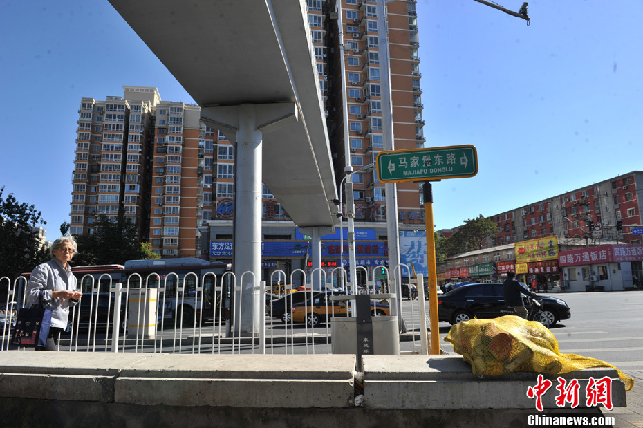 北京一座过街天桥修6年仍“断头”
