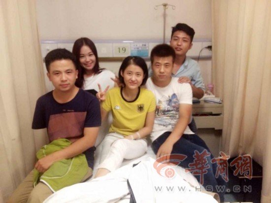 西安19岁癌症少女笑对人生 12岁截肢(1)