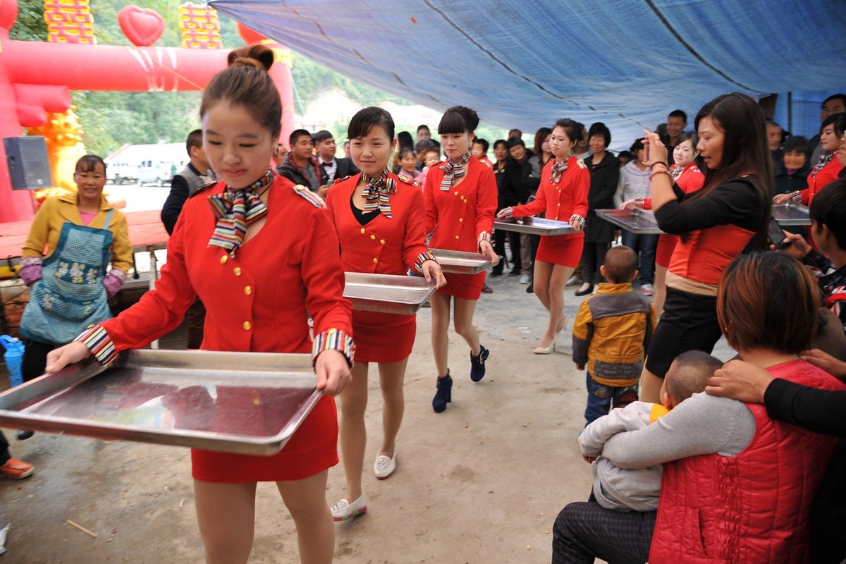 陕西农家婚礼现<em>空姐</em>帮忙端<em>盘</em>儿(组图)(3)_法