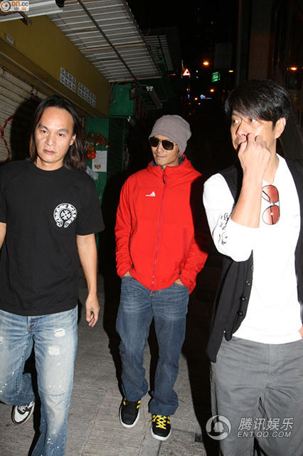 谢霆锋返港谈王菲怀孕露甜笑 避答张柏芝交新