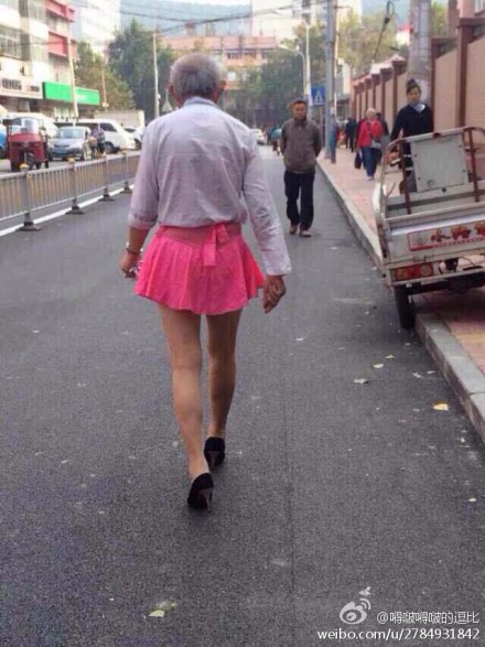 奇装异服老大爷惊呆路人:短裙丝袜高跟鞋上演
