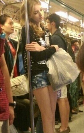 地铁歪头美女走红惊为天人 洋<em>妹子</em>好身材一览