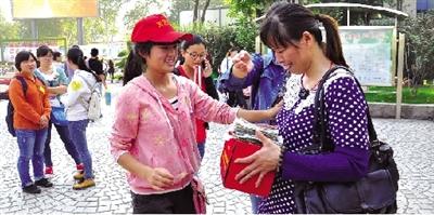 濮阳7岁男童患白血病缺治疗费 百余大学生街头救助