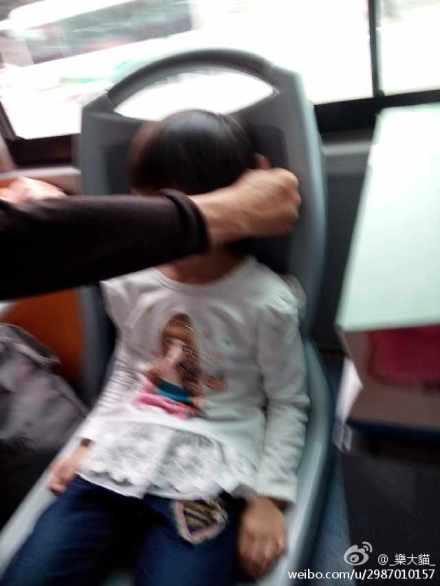 孙女车上睡着爷爷用手当枕头 有爱一幕感动网友