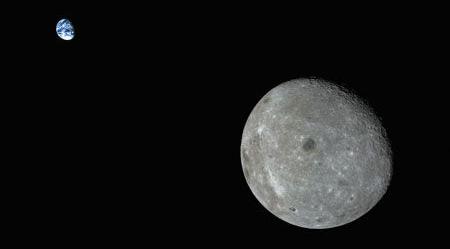 地月合照引围观 浩瀚宇宙里的小小星辰