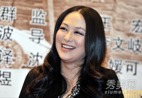 沈傲君当天身穿黑色服装,似是要将产后发福的身材尽量遮挡住,不过圆圆
