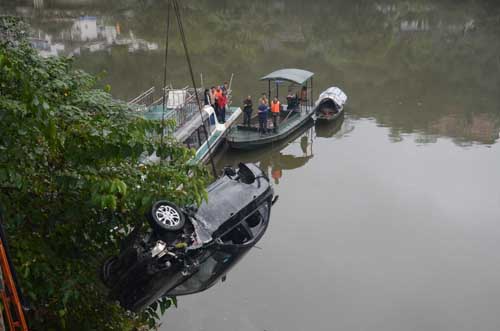 “自贡小轿车坠河”续：车辆内发现一名女死者