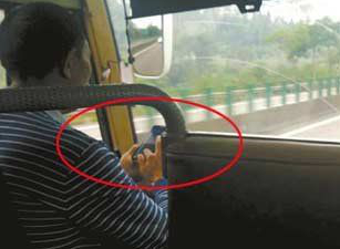 司机中的低头族 请抬头安全驾驶 _平安承德