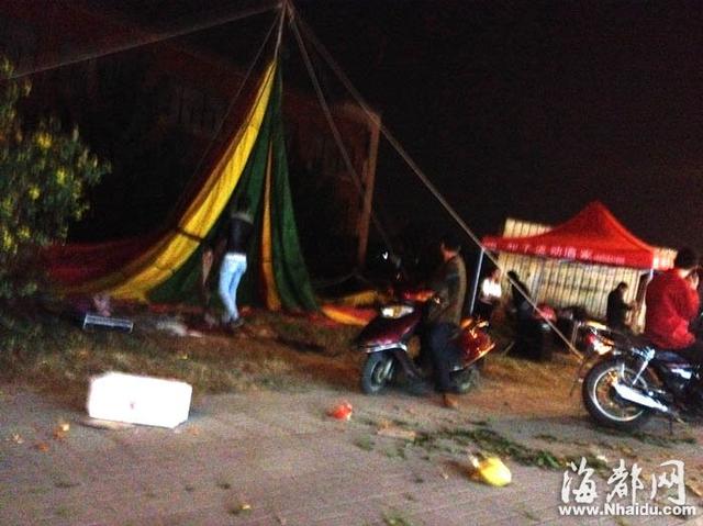 福州街头现低俗表演 帐篷内跳露点艳舞揽客(