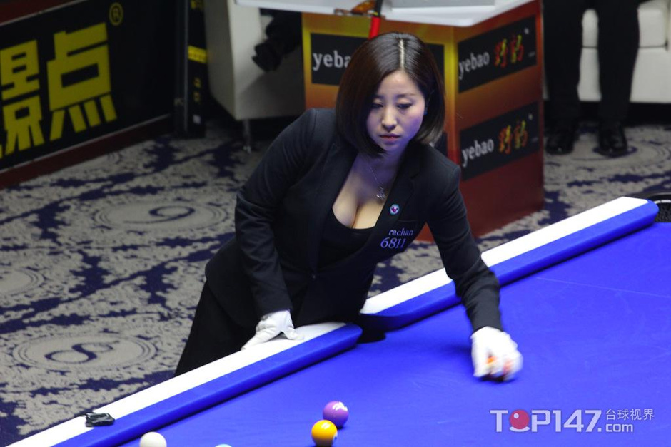 宋佳携女儿性感亮相 PK<em>台球</em>美女<em>裁判</em>秀事业线