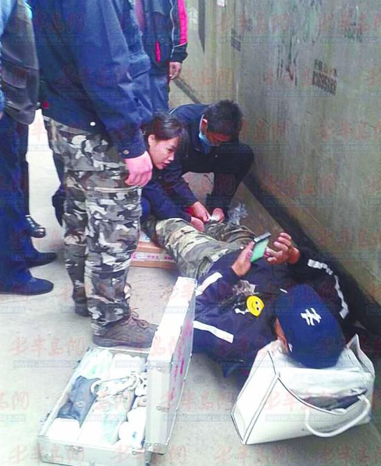 快递员为抢时间送件从二楼跳下摔断左腿 等救