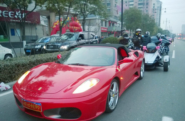 中国最牛的婚礼车队 红色法拉利打头高清图片
