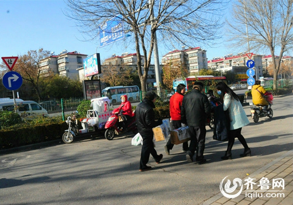 <em>济南</em><em>最美地瓜妹</em> 冬日街头卖地瓜救白血病哥哥