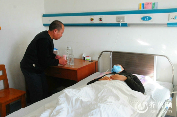 济南<em>最美地瓜妹</em> 冬日街头卖地瓜救白血病哥哥