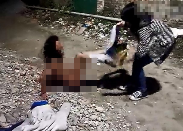 初中女生遭虐打 脱光掴面踢下体(1)