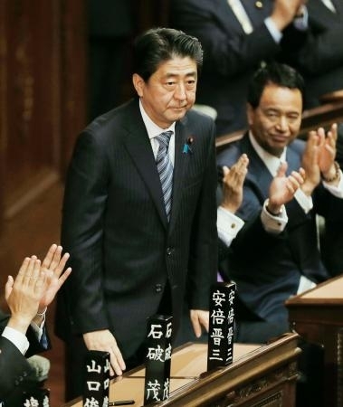 安倍连任日本首相：328票当选第97任首相