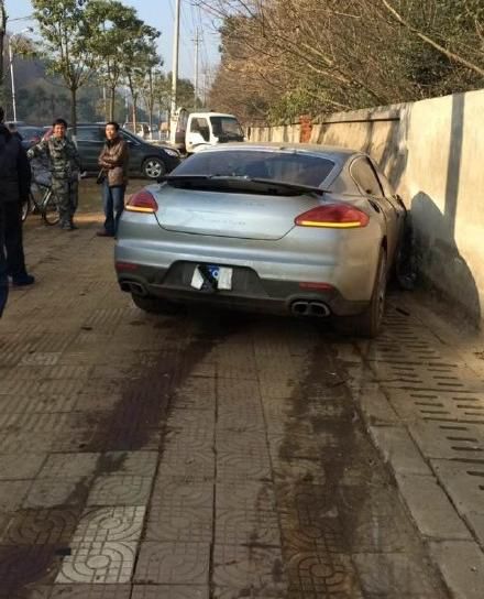 武汉保时捷撞倒5棵树致一人身亡 司机疑为富二代