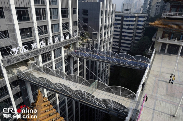 重庆最牛空中连廊 动用150吨重大吊车完成安装