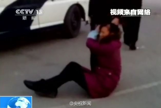 女工讨薪命丧派出所 警察踩其<em>头发视频</em>曝光(1