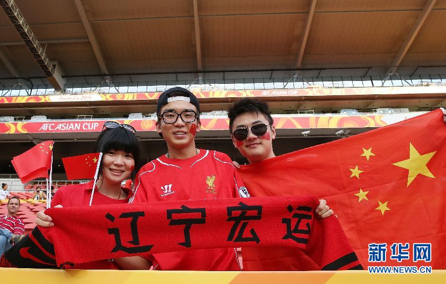 中国队亚洲杯揭幕战开打 球迷拉横幅往门里踢