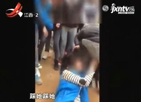 实拍初中<em>女生</em>因抢热水<em>打群架</em> 现场惨烈 _法治