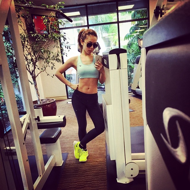 邓紫棋<em>健身</em>举杠铃<em>练翘臀</em> 自拍秀美腿(2)_法治频