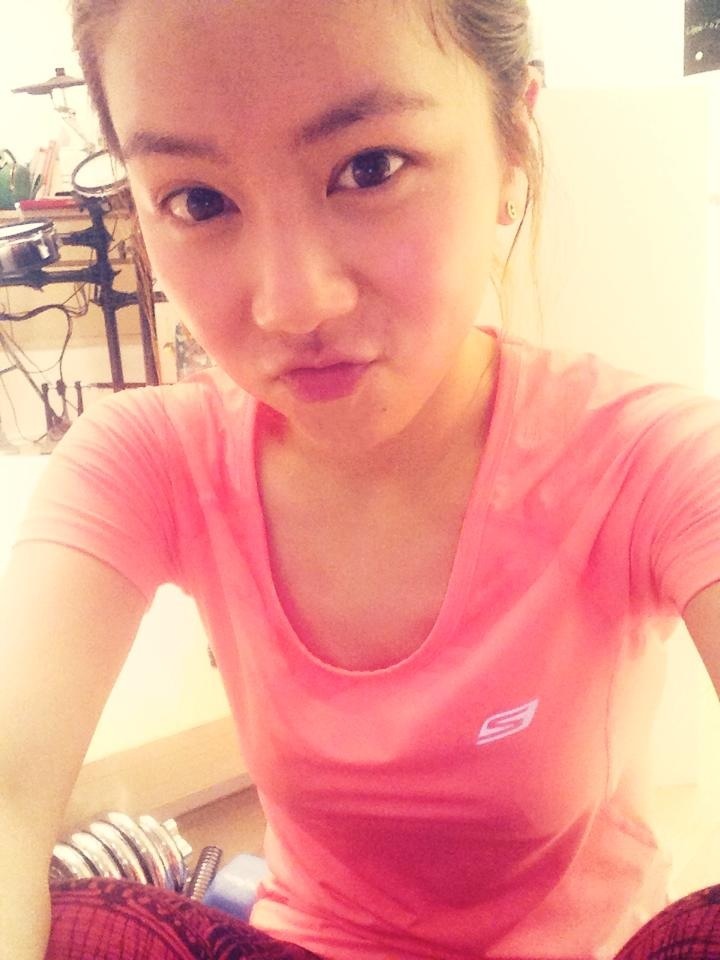 邓紫棋<em>健身</em>举杠铃<em>练翘臀</em> 自拍秀美腿(8)_法治频