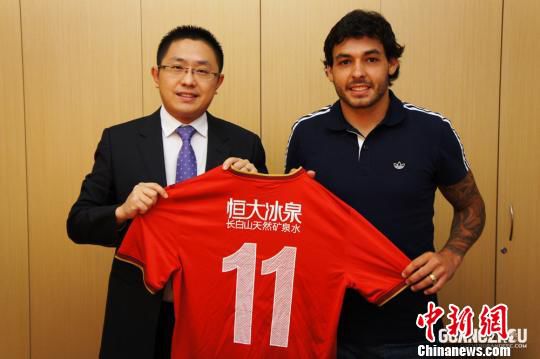 巴西国脚高拉特加盟恒大 转会费1500万欧元签